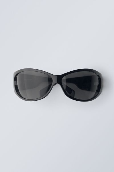 Sleek Women Black Accessories Strike Sunglasses